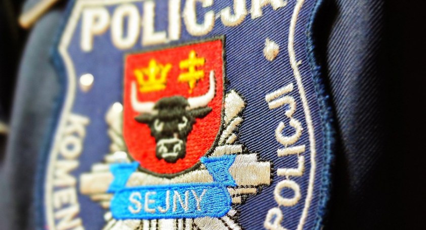Zdjęcie naszywki na rękawie sejneńskiego policjanta