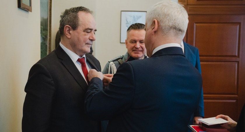 Zdjęcie wojewody dekorującego J.S. Kapa odznaczeniem