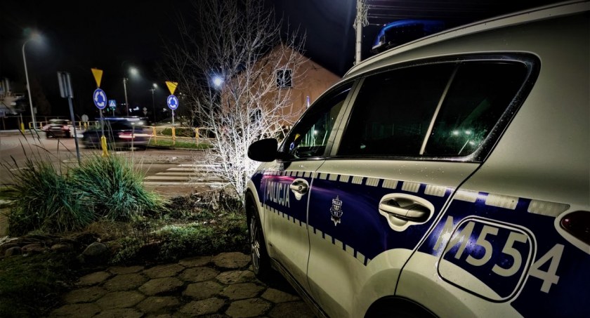 Zdjęcie radiowozu pod blokiem przy ul. Konarskiego w Sejnach