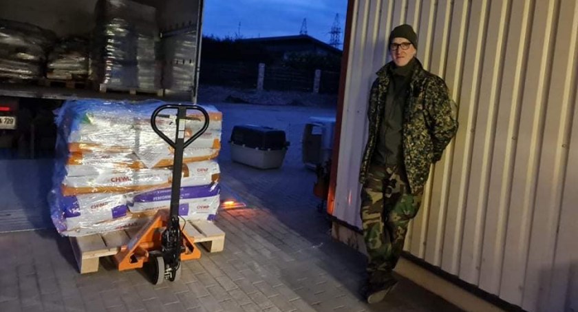 Zdjęcie przewodniczącego Bonitatem z darami na wózku do przewożenia palet