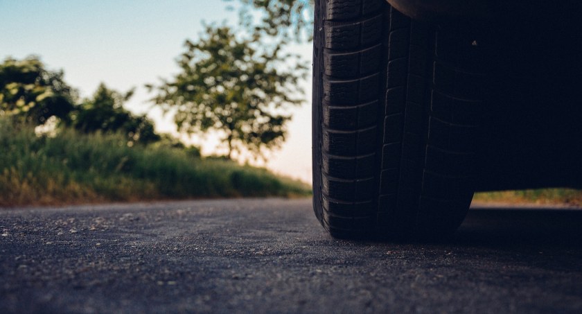 Zdjęcie zbliżenia auta stojącego na nowej nawierzchni asfaltowej drogi