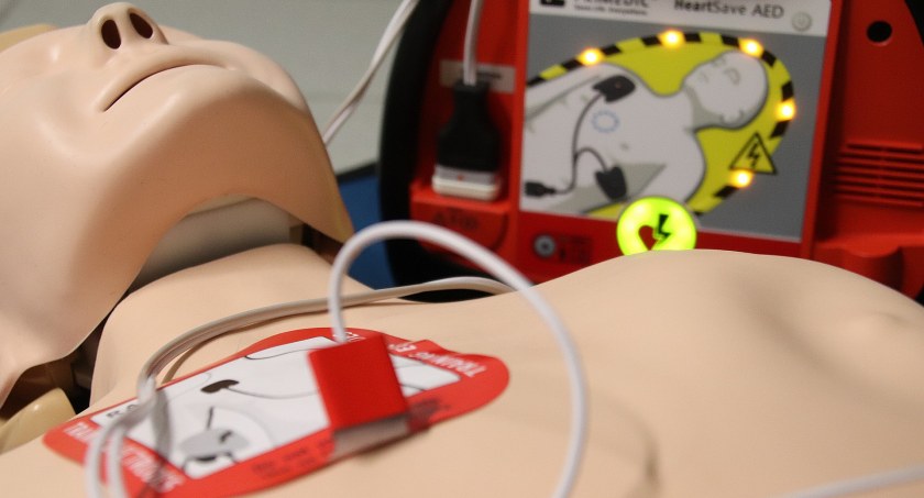 Zdjęcie fantomu do ćwiczeń pomocy przedmedycznej z defibrylatorem AED