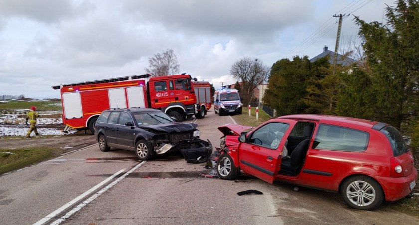 Zdjęcie rozbitych samochodów i wozu strażackiego na jezdni DW 663