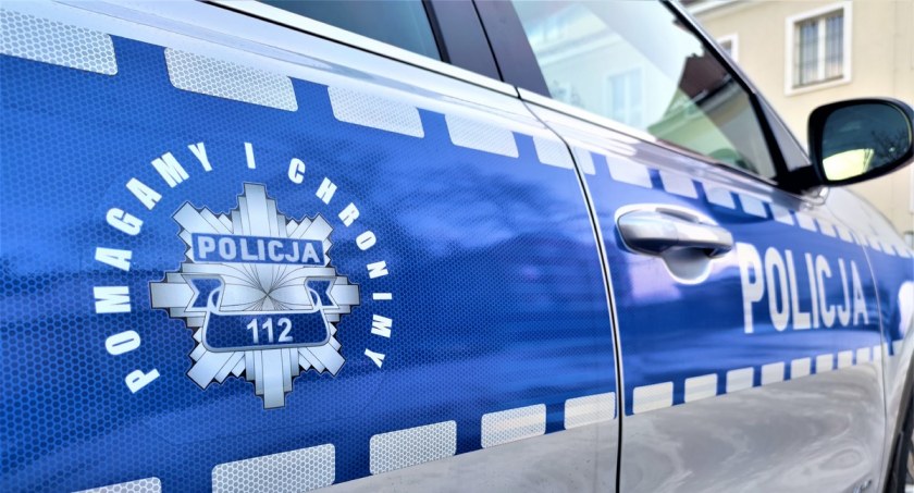 Zdjęcie radiowozu policyjnego na tle sejneńskiej komendy Policji