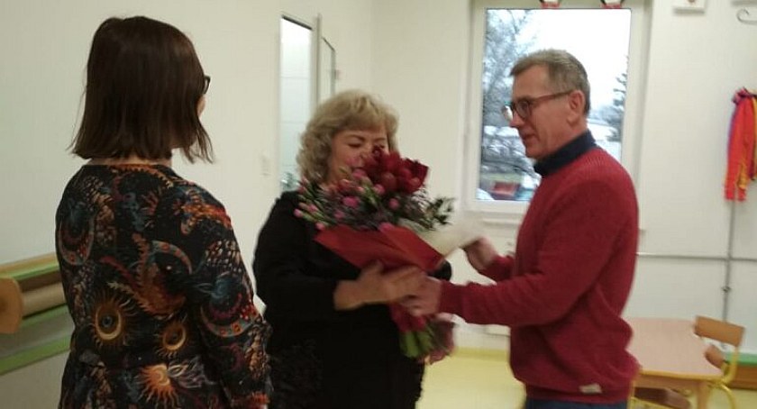 Zdjęcie mężczyzny wręczającego kwiaty jednej z dwóch kobiet