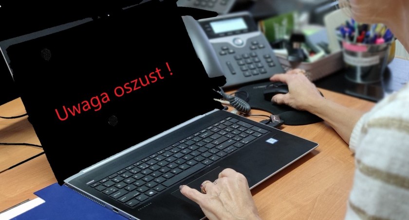 Zdjęcie kobiety przed tabletem z napisem 