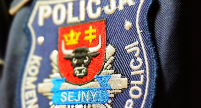 Zdjęcie naszywki na rękawie sejneńskiego policjanta