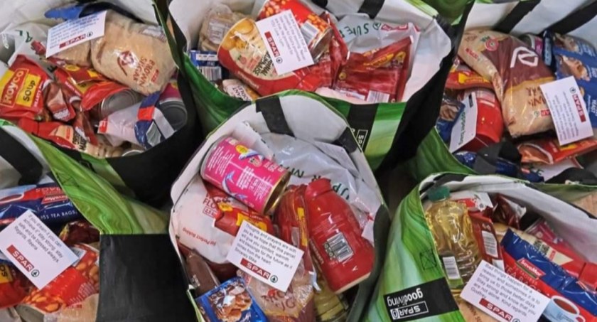 Zdjęcie fragmentu fałszywego ogłoszenia z grupy facebookowej, przedstawiające produkty spożywcze