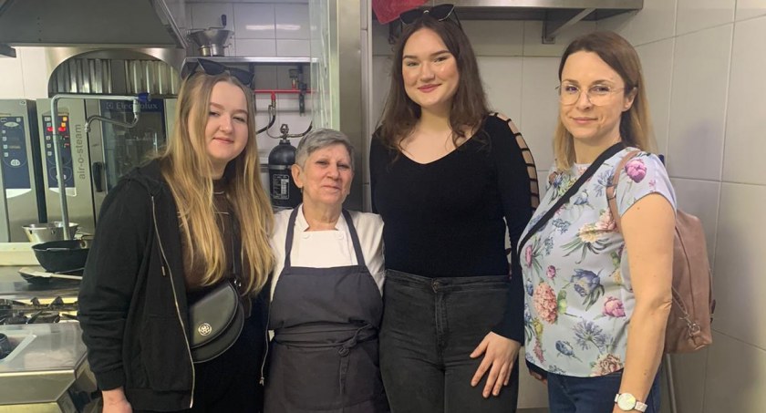 Zdjęcie grupy kobiet w kuchni