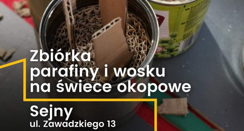 Zdjęcie fragmentu plakatu ze świecami z puszek i falistej tektury 