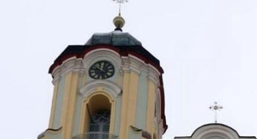 Zdjęcie lewej wieży Bazyliki sejneńskiej z zegarem