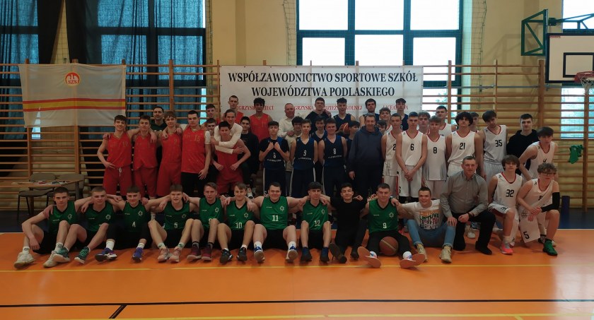 Zdjęcie drużyn pozujących w hali sportowej