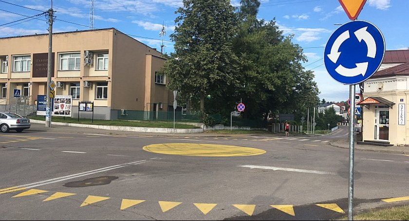 Zdjęcie tymczasowego ronda u styku ul. Powstańców Sejneńskich, Parkowej, 1-Maja