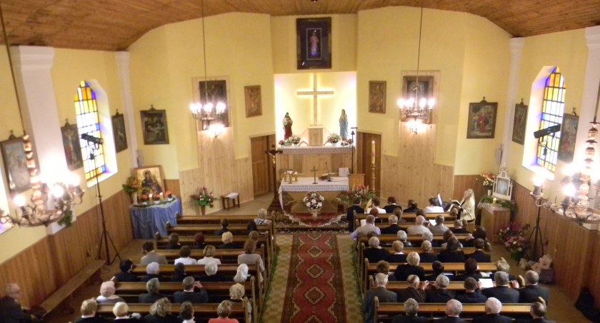 Zdjęcie wnętrza kościoła w Żegarach