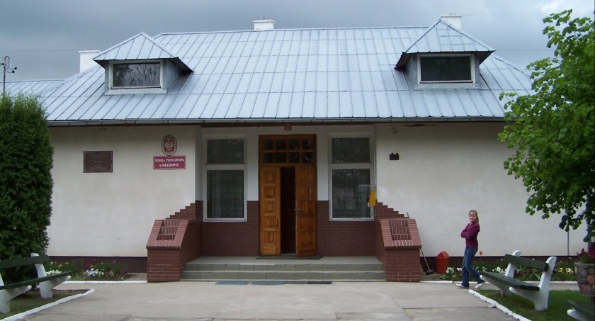Zdjęcie archiwalne budynku SP w Krasnowie