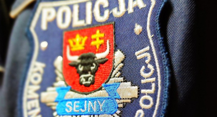Zdjęcie naszywki na rękawie sejneńskiego policjanta