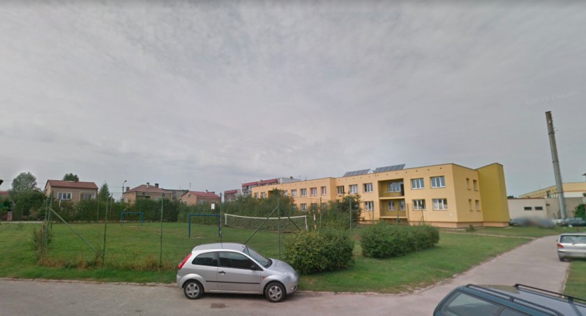 Zdjęcie terenu za przychodnią przy ul. Wojska Polskiego w Sejnach