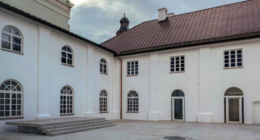 Zdjęcie wirydarza klasztornego po renowacji