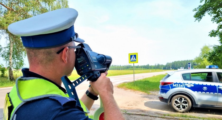 Zdjęcie policjanta z radarem ręcznym