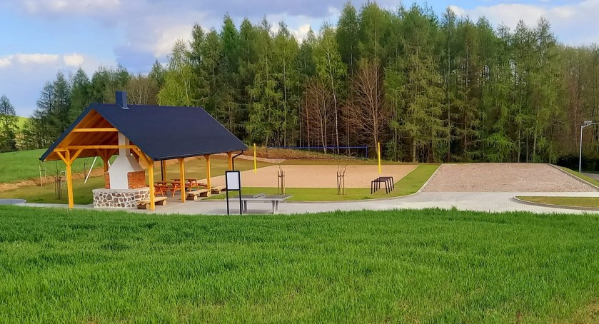 Zdjęcie obiektu rekreacyjnego z laskiem w tle fot. L. Sidorowicz