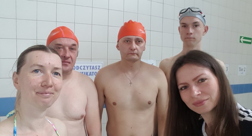 Zdjęcie uczestników zawodów pływackich z opiekunką, M. Wilkiel pierwsza z lewej