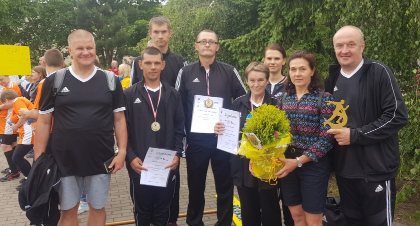 Zdjęcie medalistów z terapeutką Katarzyną Michalską