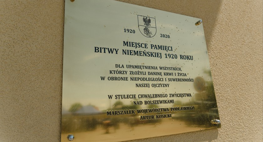 Zdjęcie tablicy na ścianie Urzędu Gminy w Krasnopolu, fot. PUW