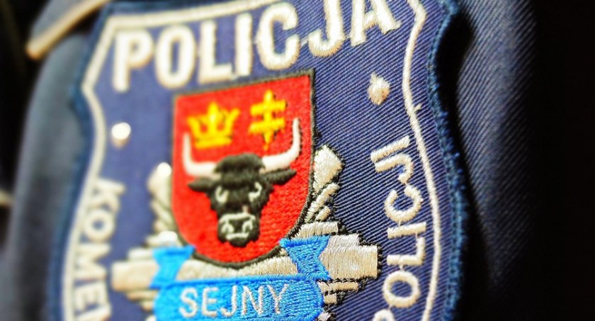 Zdjęcie naszywki na rękawie sejneńskiego policjanta