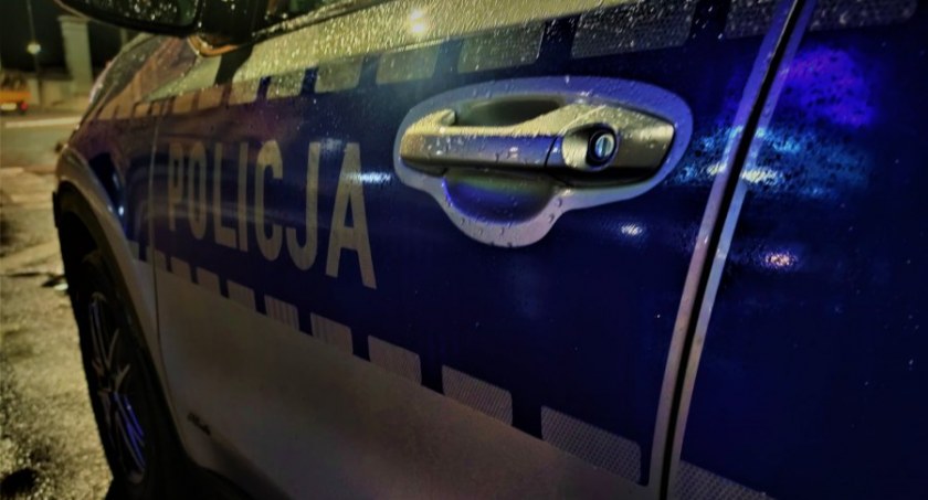 Zdjęcie radiowozu policyjnego po zmroku