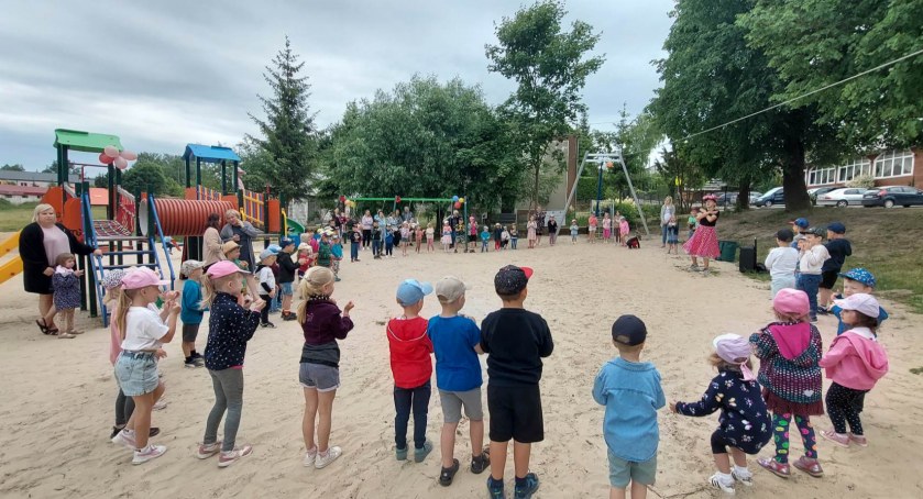 Zdjęcie z otwarcia placu zabaw przy ul. 1-Maja w Puńsku