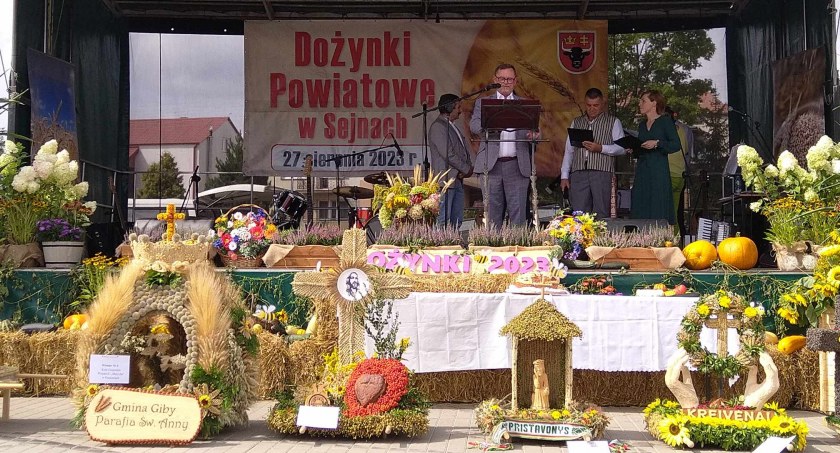 zdjęcie scena uroczystości dożynkowych w Sejnach 2023