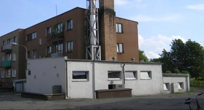 Zdjęcie bloku przy ul. Parkowej z budynkiem kotłowni miejskiej
