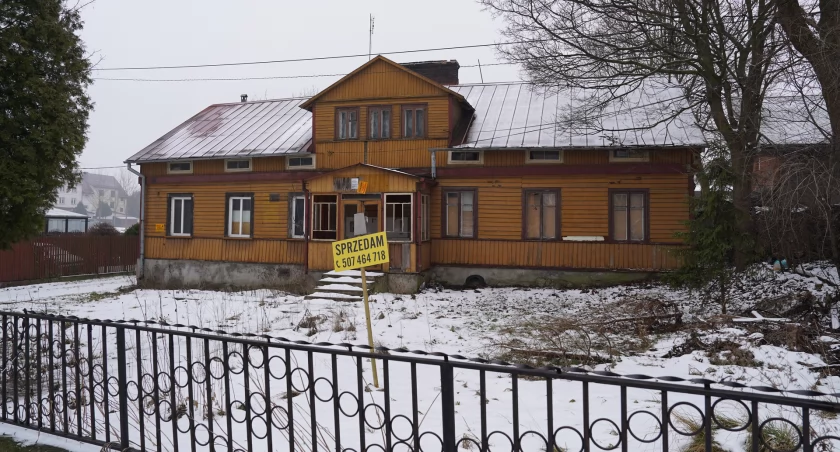 zdjęcie ukazujące przedmiotową działkę przy pl. Św. Agaty w Sejnach