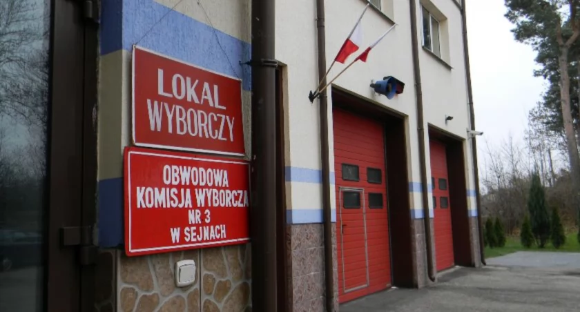 Zdjęcie archiwalne siedziby komisji wyborczej przy ul. Strażackiej w Sejnach