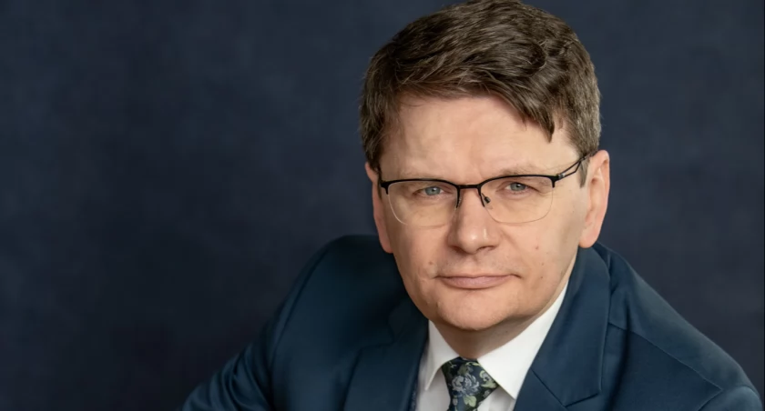 Zdjęcie: burmistrz Sejn Arkadiusz Nowalski na broszurze przedstawiającej inwestycje miasta