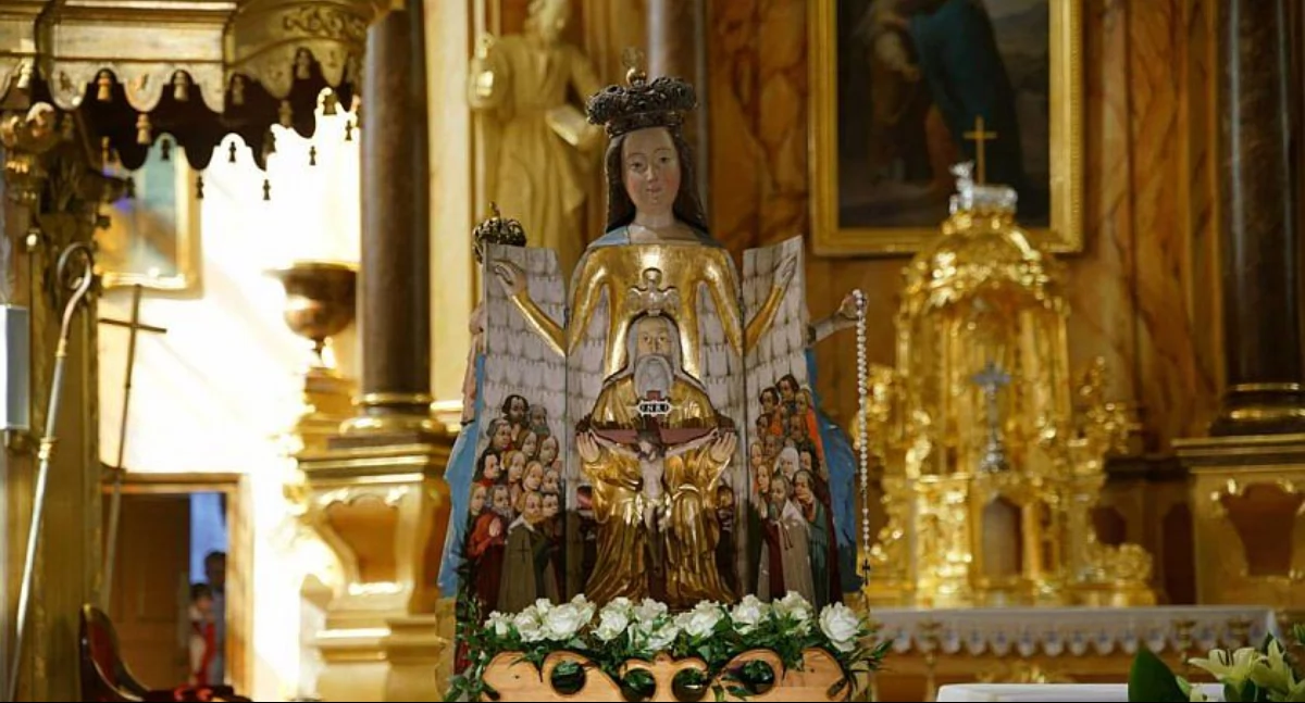 Zdjęcie figury Matki Boskiej Sejneńskiej w prezbiterium Bazyliki/ fot. M. Pawlukiewicz