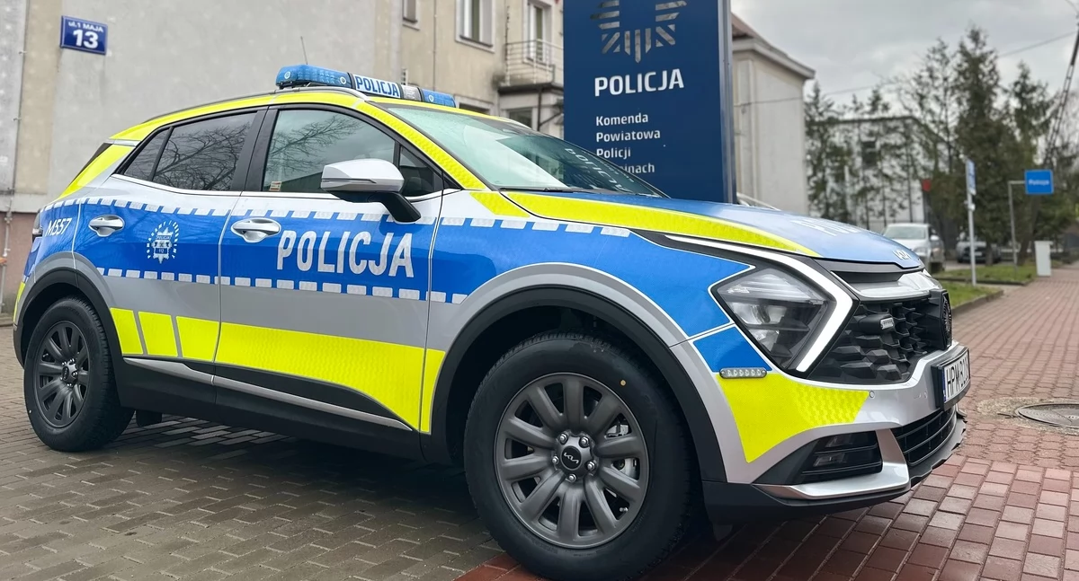 Motoryzacja, radiowóz sejneńskiej Policji - zdjęcie, fotografia