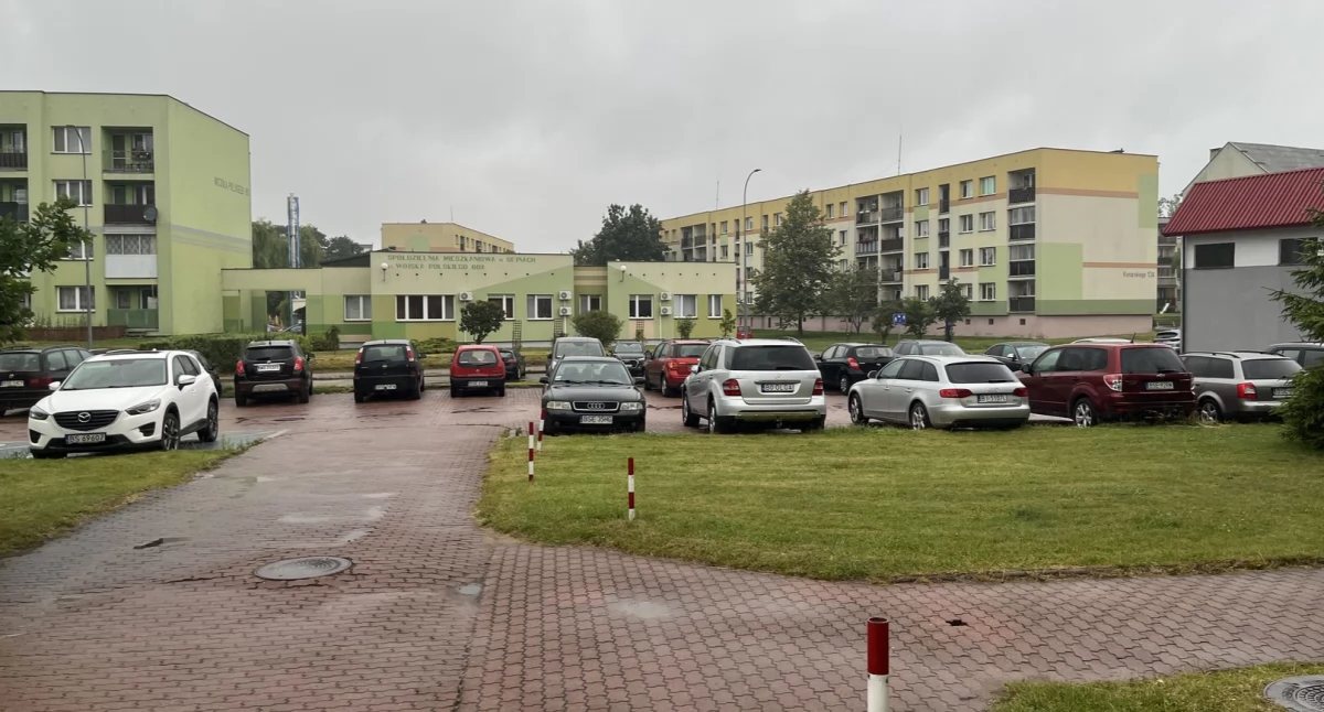 Zdjęcie parkingu przy ul. Wojska Polskiego przed przychodnią lekarską i zakładem pielęgnacyjno - opiekuńczym