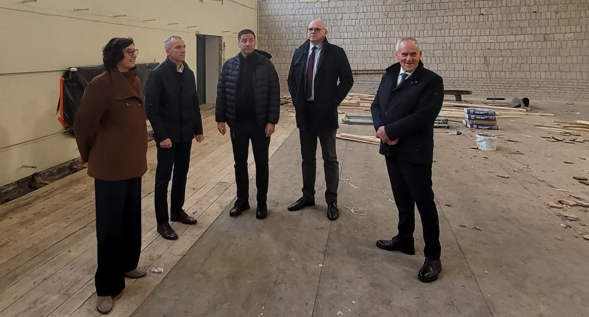 Zdjęcie sali gimnastycznej ZSO w Sejnach podczas remontu