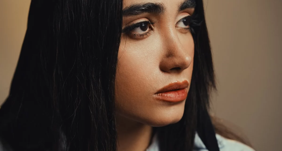 Artykuł sponsorowany, dobrać idealny podkład korektor róż - zdjęcie, fotografia