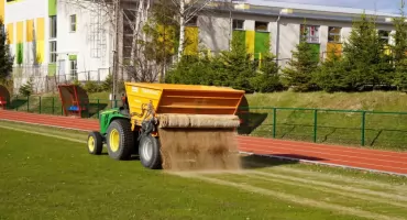 Miasto Sejny regeneruje murawę stadionu