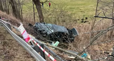 Pijany kierowca wypadł z drogi, uciekając przed policją