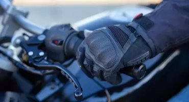 Jakie rękawice motocyklowe wybrać na lato, a jakie na zimę?