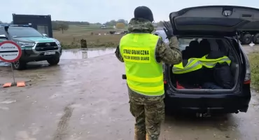 Kurier z migrantami na punkcie kontrolnym
